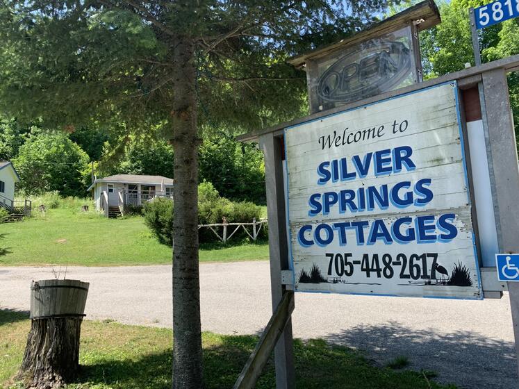 Welcome to Silver Spring Cottages Sign